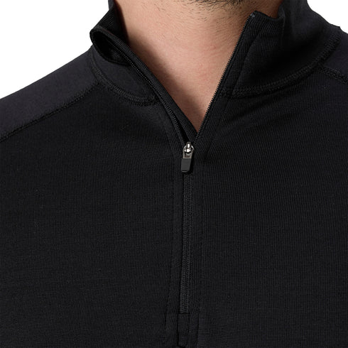 Der Kragen eines 100% Merinowolle Sweaters in schwarz mit Viertel Reißverschluss.